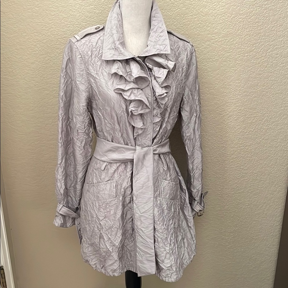 due per due Crinkled Gray Trench Coat with Ruffled Neckline and Belt